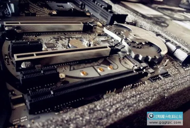 双显卡交火是什么意思？电脑组建双显卡交火性能提升多少？